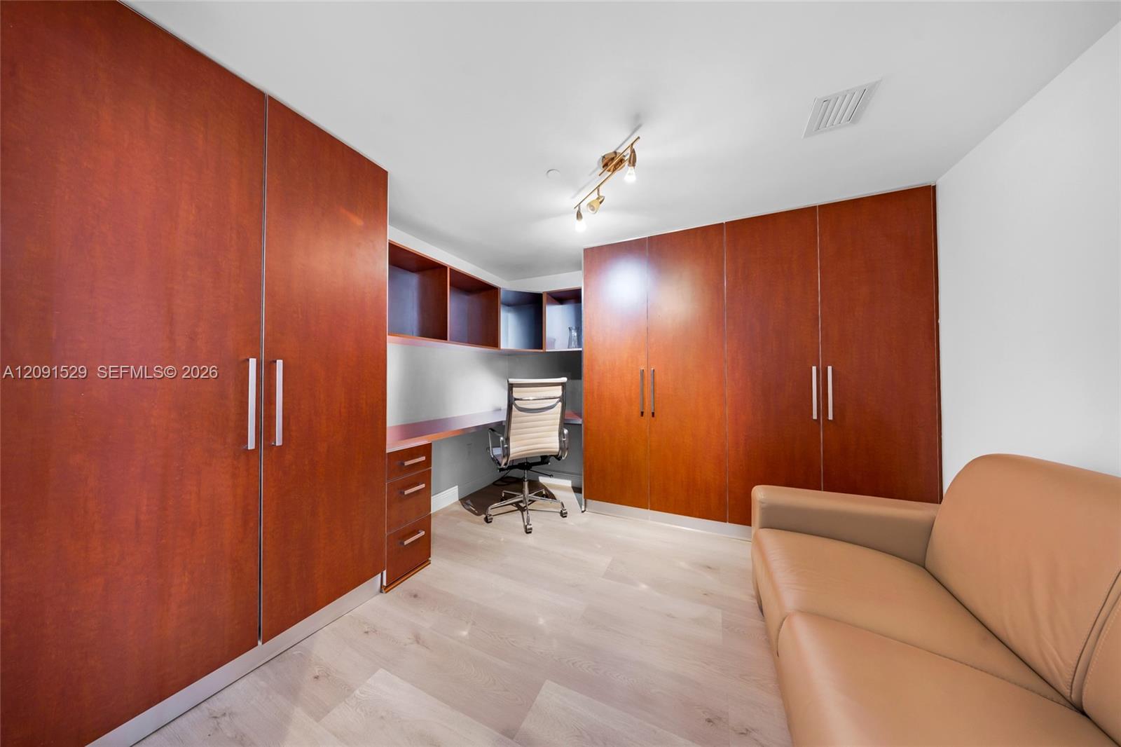 3607 3 / 3 1571 sq. ft. $ 2026-09-18 0 foto