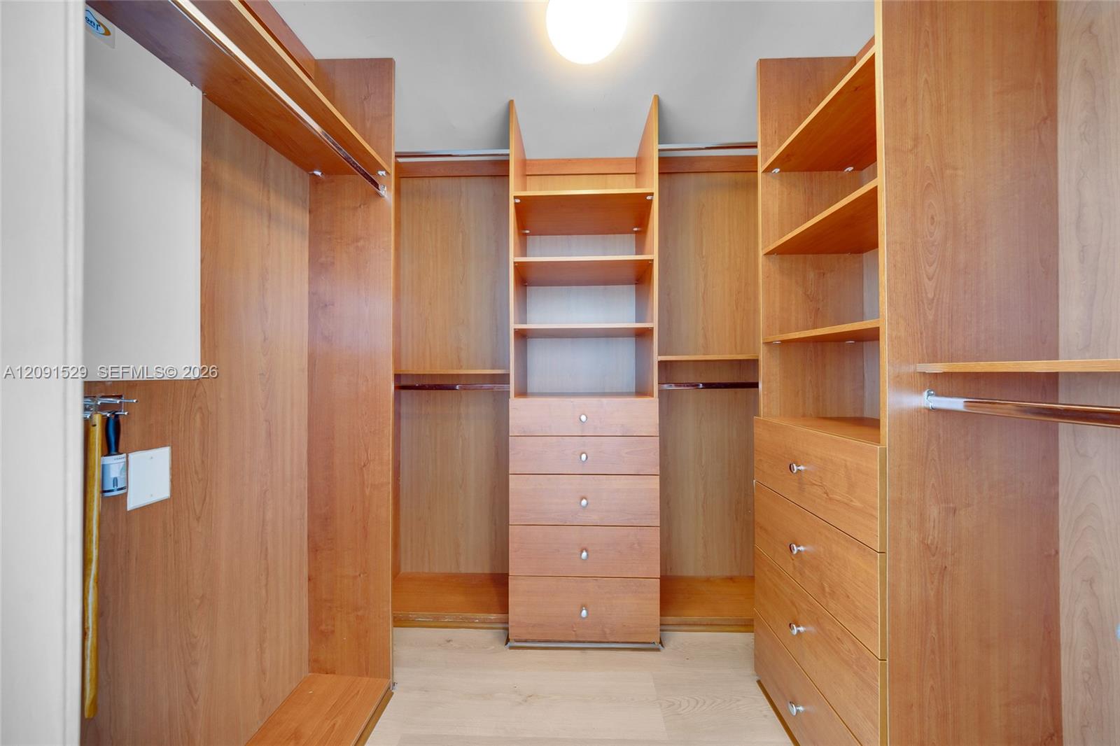 3607 3 / 3 1571 sq. ft. $ 2026-09-18 0 foto
