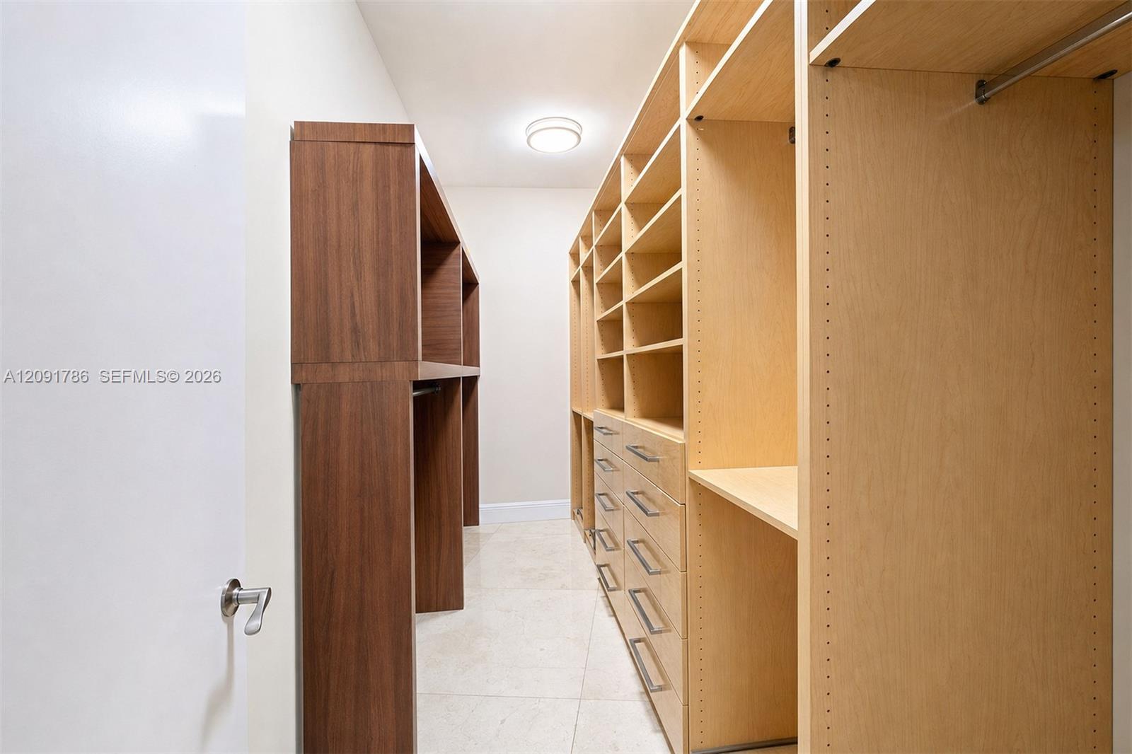 Ver detalles 4007 3 / 3 2084 sq. ft. $ 2026-09-22 0 foto