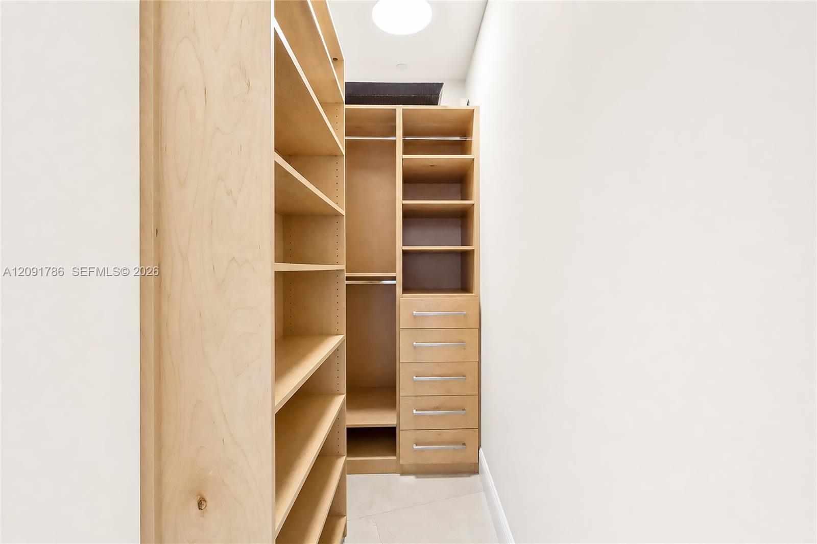 Ver detalles 4007 3 / 3 2084 sq. ft. $ 2026-09-22 0 foto