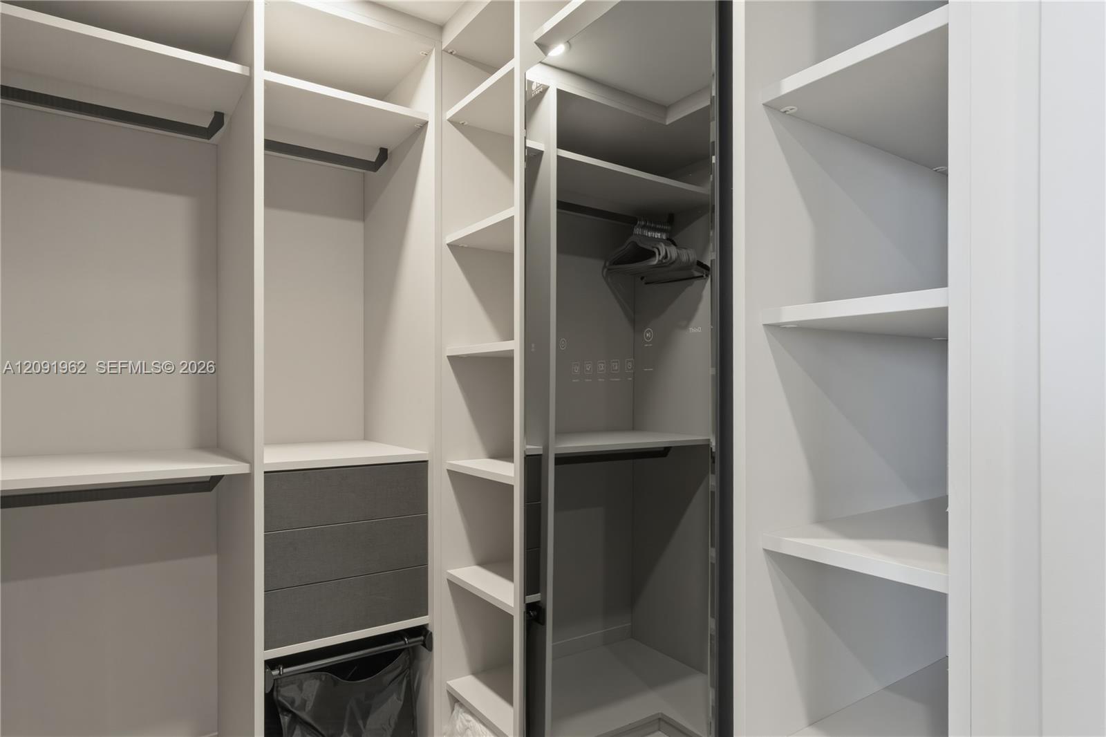 3906 4 / 4 2736 sq. ft. $ 2026-09-18 0 foto