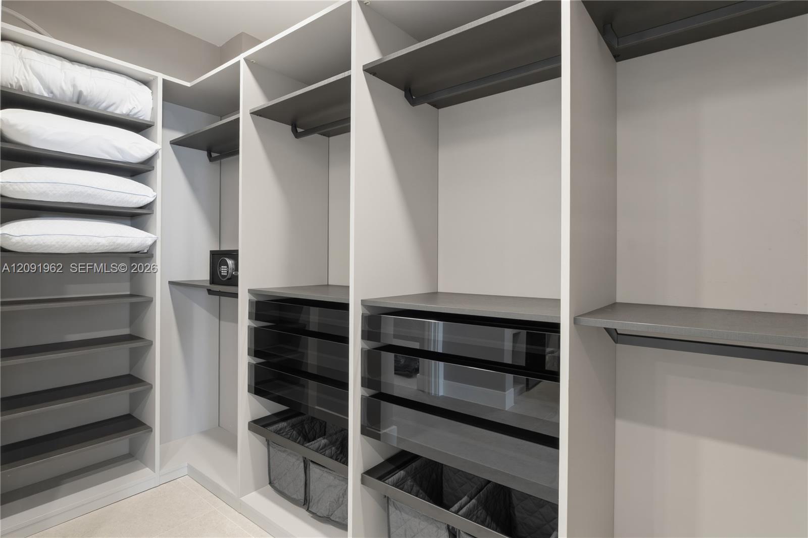 3906 4 / 4 2736 sq. ft. $ 2026-09-18 0 foto