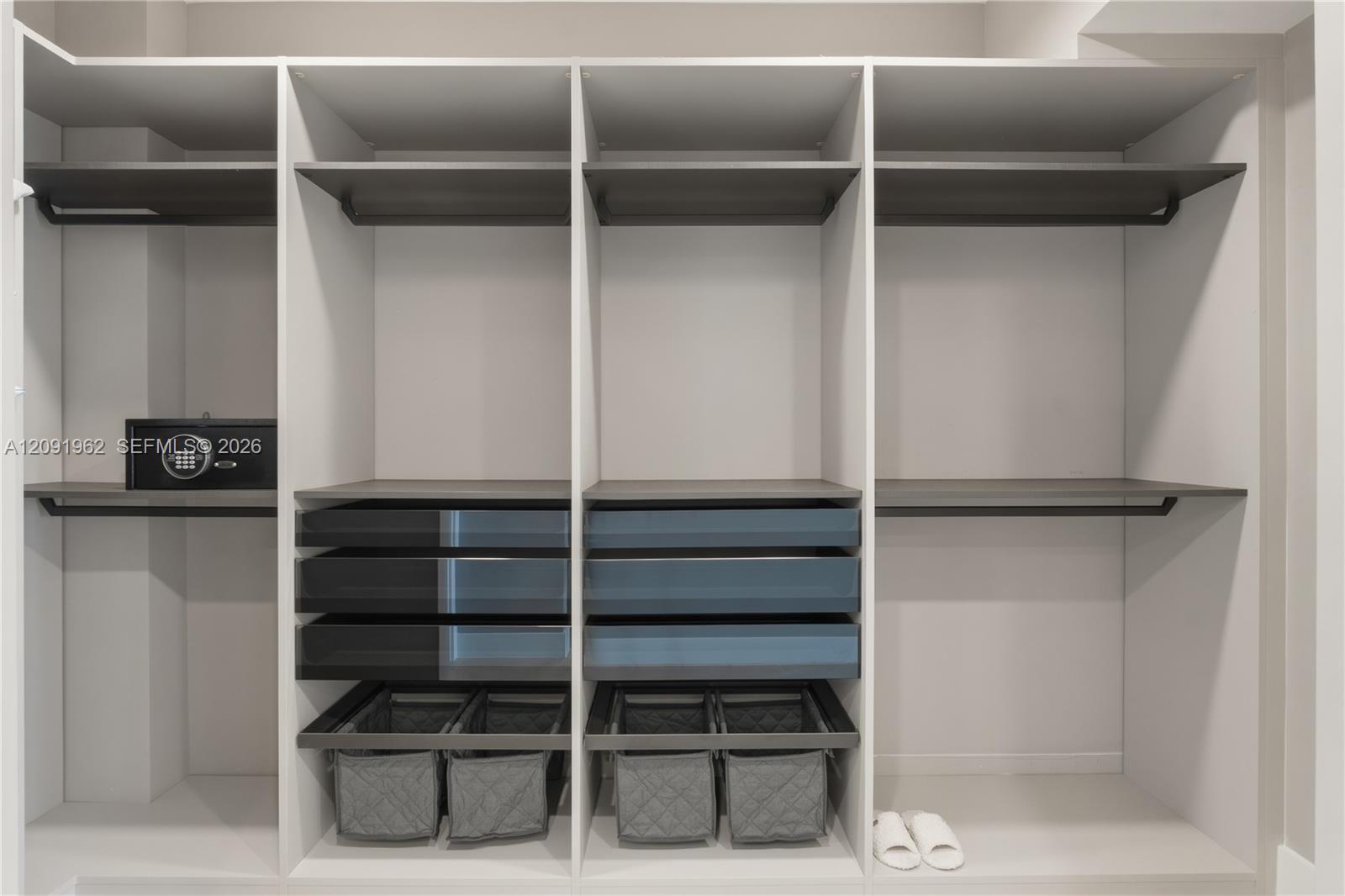 3906 4 / 4 2736 sq. ft. $ 2026-09-18 0 foto