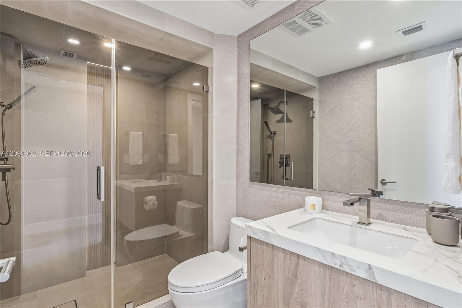 3906 4 / 4 2736 sq. ft. $ 2026-09-18 0 foto
