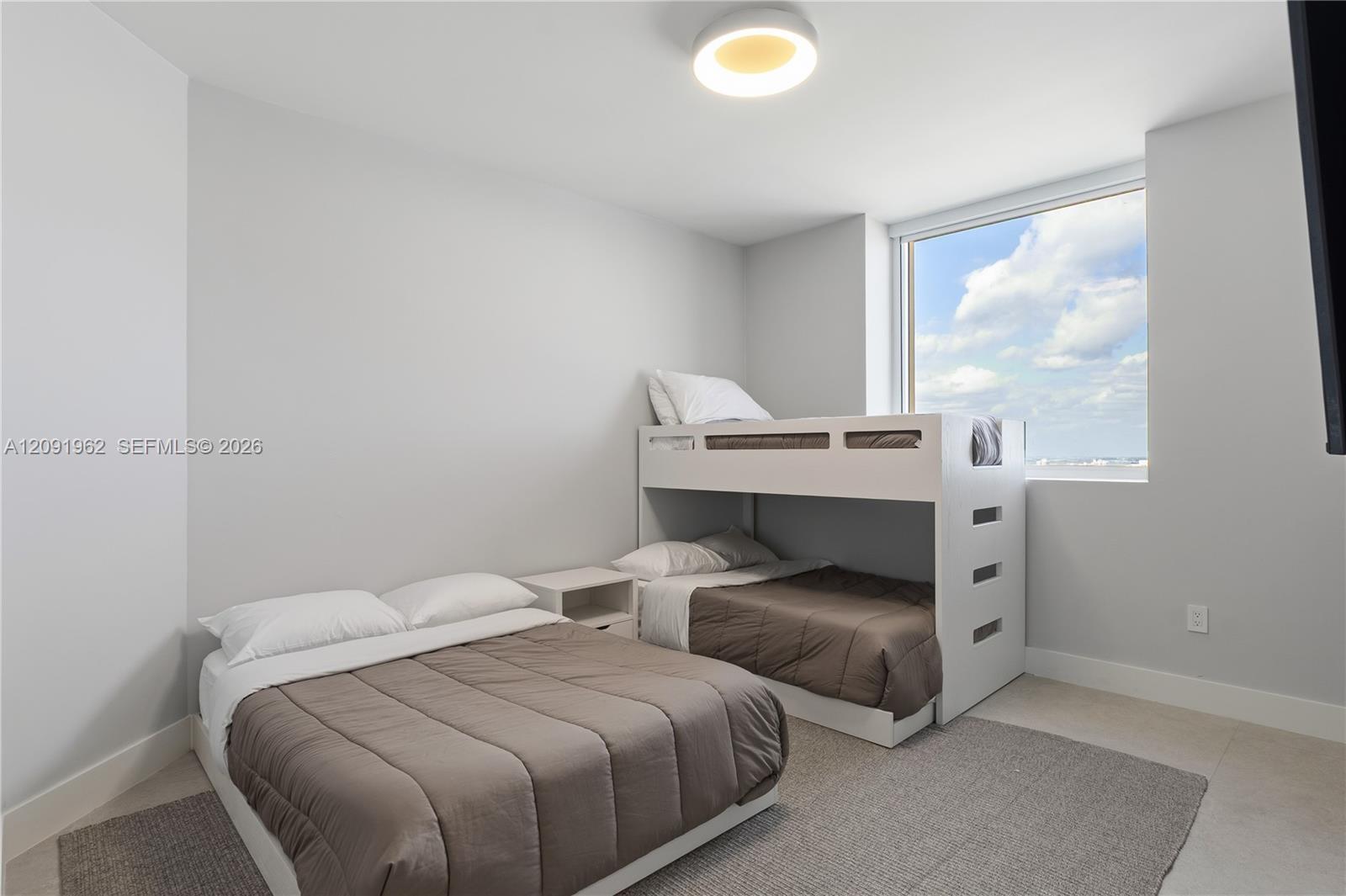 3906 4 / 4 2736 sq. ft. $ 2026-09-18 0 foto