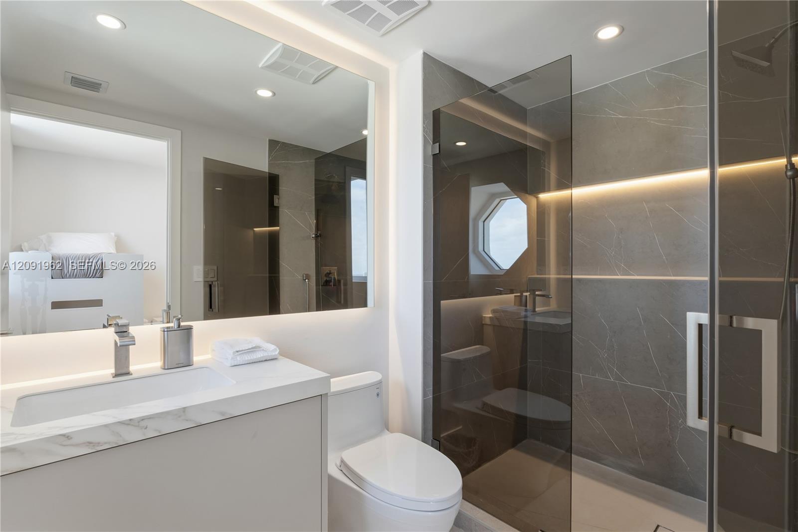 3906 4 / 4 2736 sq. ft. $ 2026-09-18 0 foto