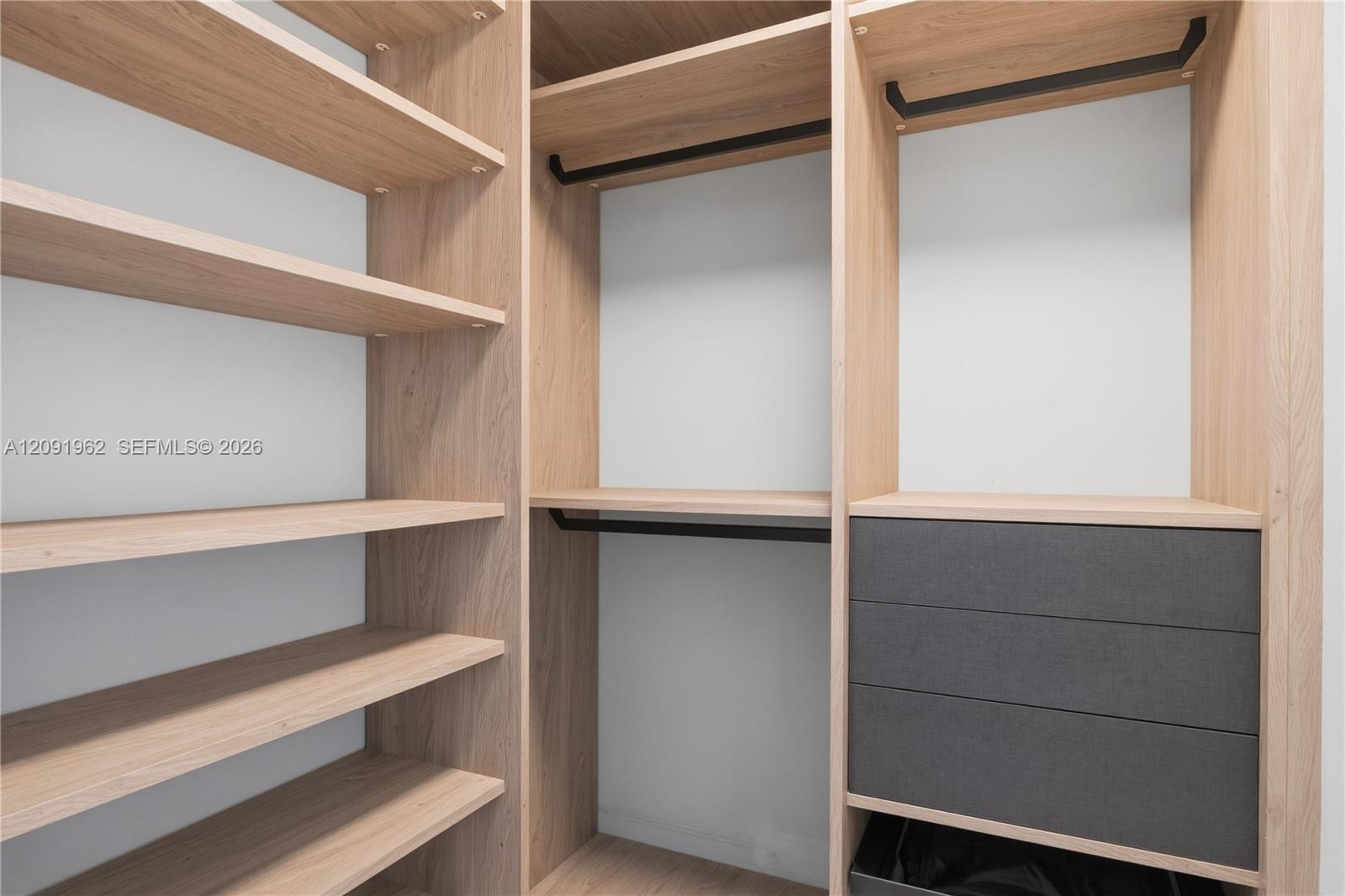 3906 4 / 4 2736 sq. ft. $ 2026-09-18 0 foto