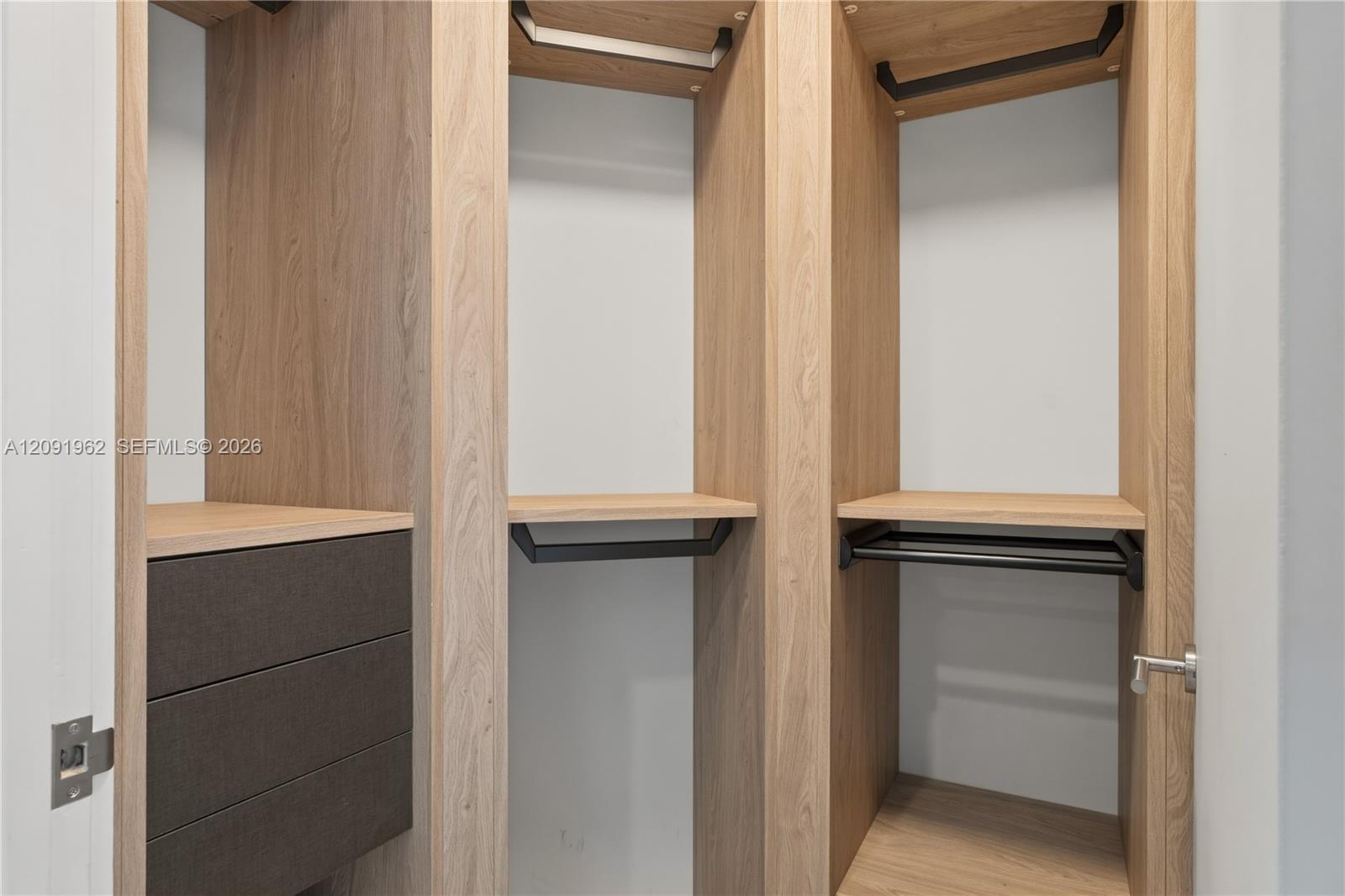 3906 4 / 4 2736 sq. ft. $ 2026-09-18 0 foto