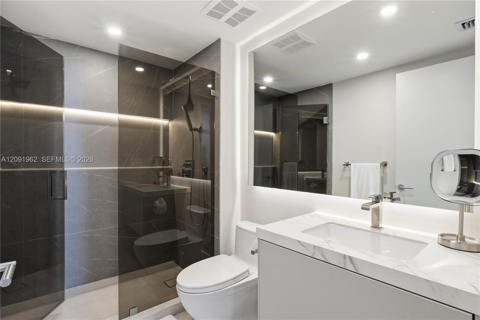3906 4 / 4 2736 sq. ft. $ 2026-09-18 0 foto