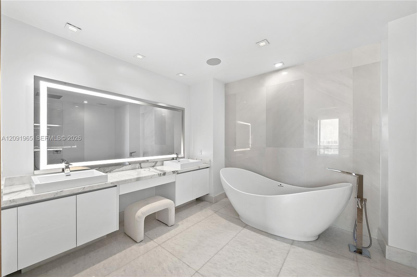 4-PH-03 4 / 5 3722 sq. ft. $ 2026-09-18 0 Photo