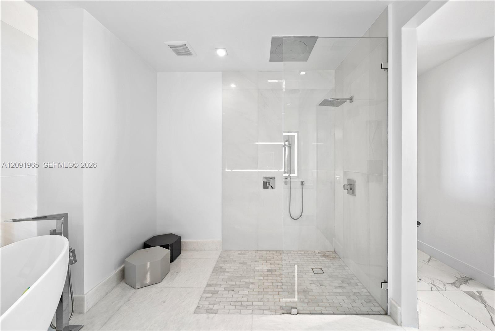 4-PH-03 4 / 5 3722 sq. ft. $ 2026-09-18 0 Photo
