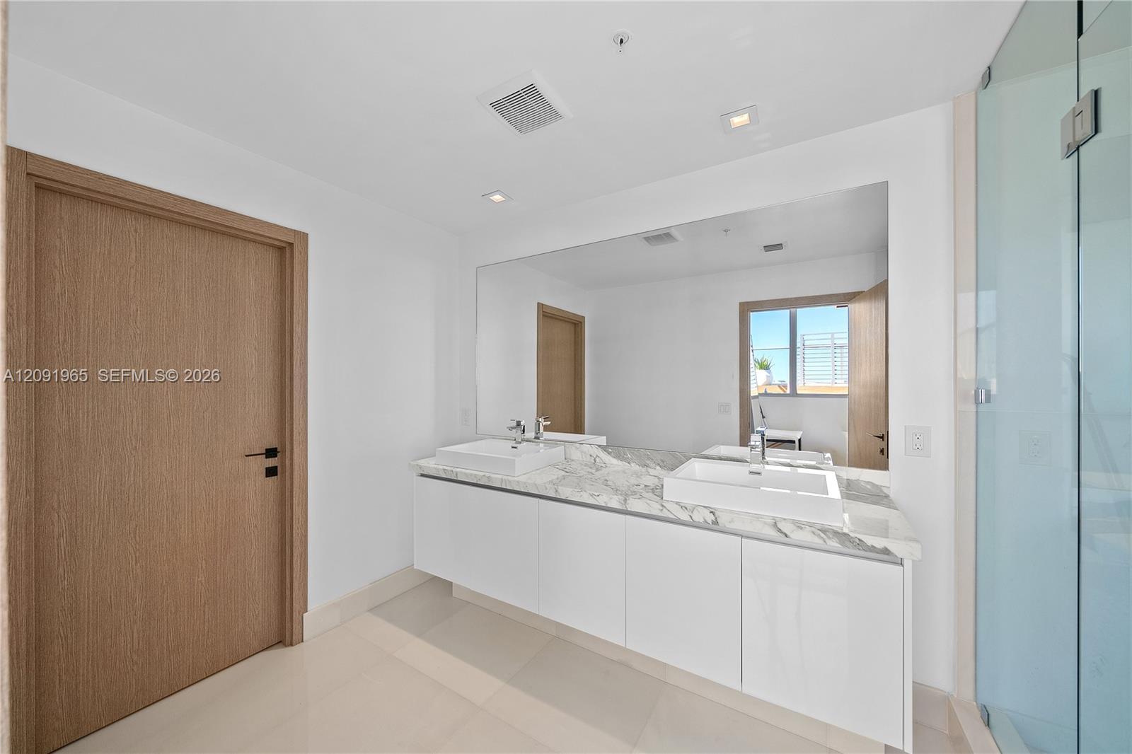 4-PH-03 4 / 5 3722 sq. ft. $ 2026-09-18 0 Photo