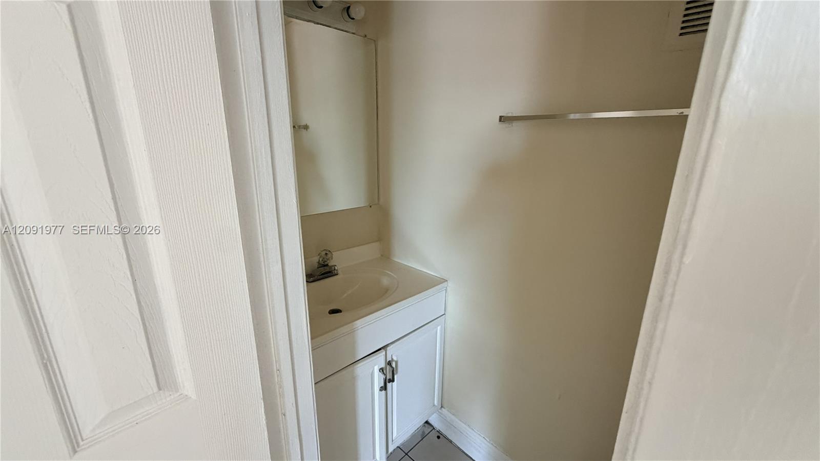 Ver detalles 18 3 / 2 847 sq. ft. $ 2026-09-18 0 foto