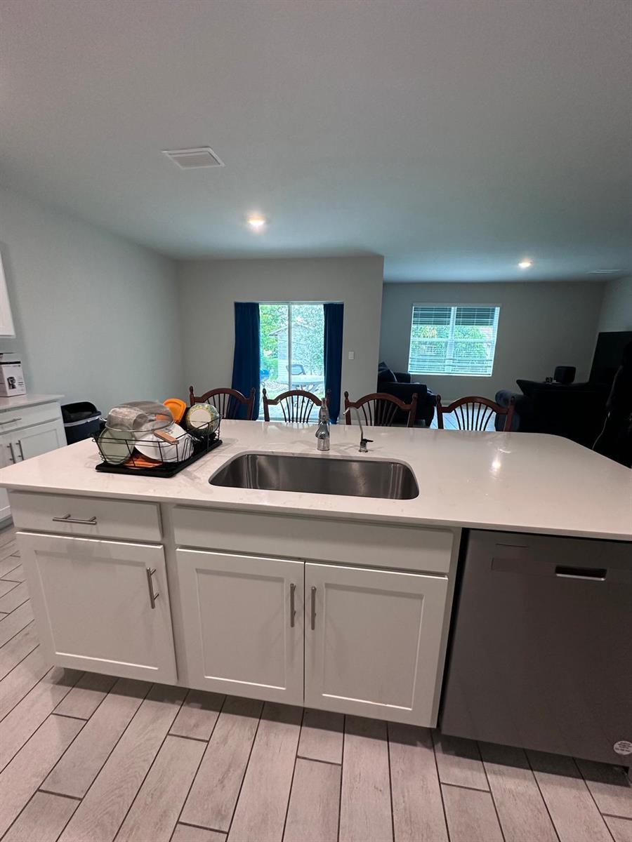 See details 911 4 / 2 1828 sq. ft. $ 2026-09-21 0 Photo