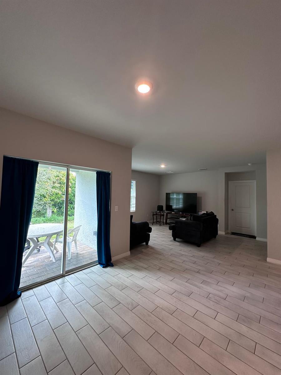 See details 911 4 / 2 1828 sq. ft. $ 2026-09-21 0 Photo