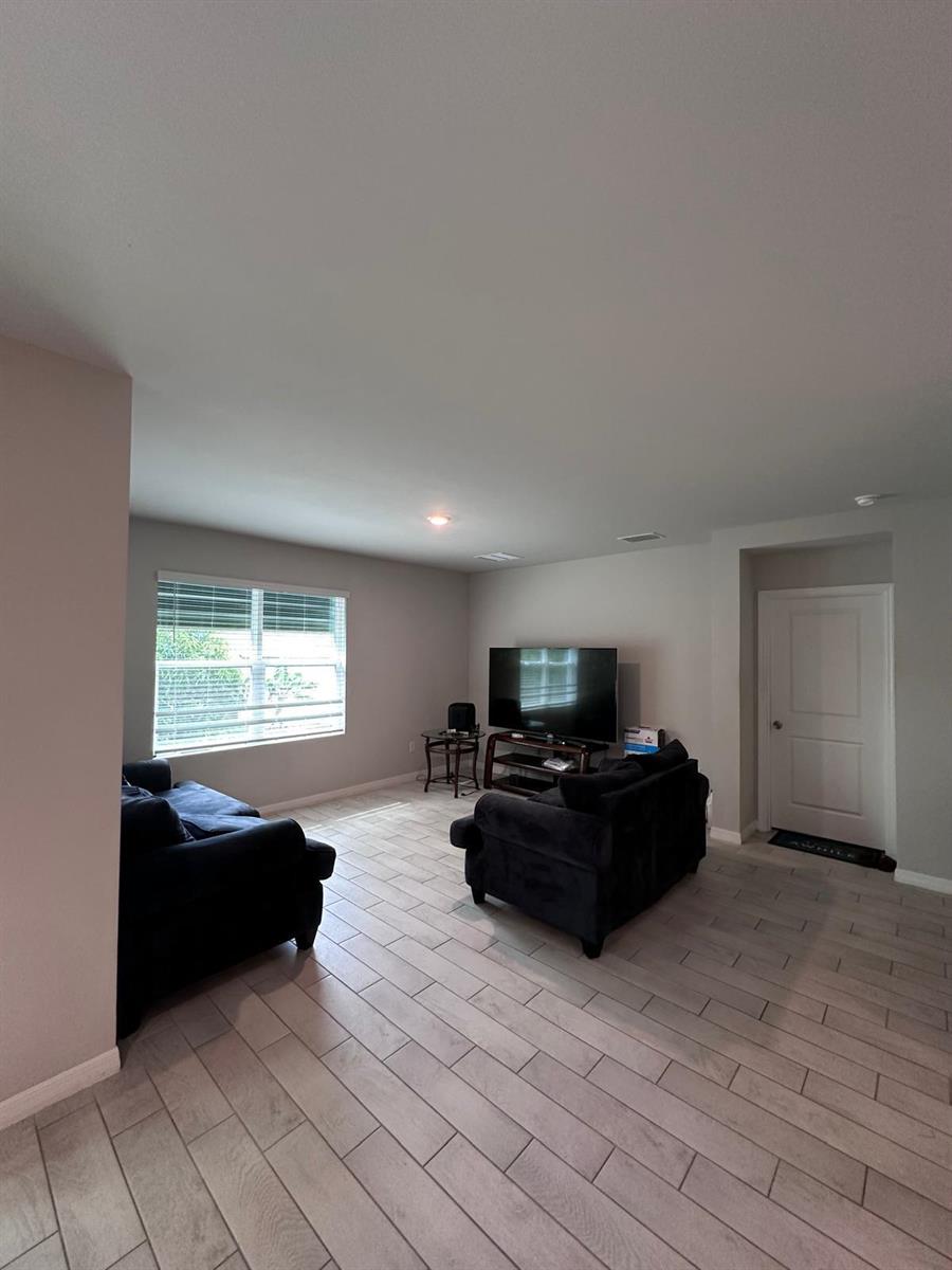 See details 911 4 / 2 1828 sq. ft. $ 2026-09-21 0 Photo