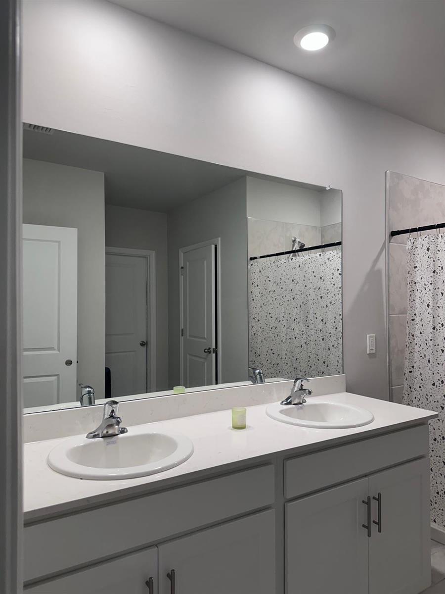 See details 911 4 / 2 1828 sq. ft. $ 2026-09-21 0 Photo