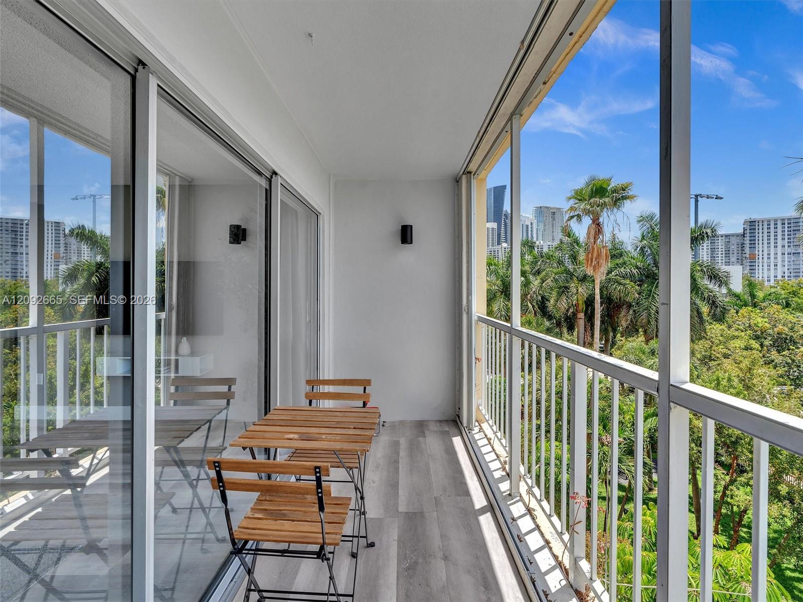 Ver detalles 510 1 / 2 1040 sq. ft. $ 2026-09-21 0 foto