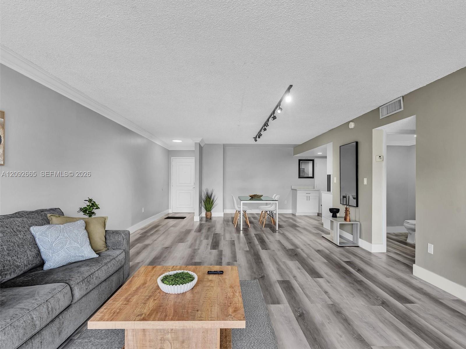 Ver detalles 510 1 / 2 1040 sq. ft. $ 2026-09-21 0 foto