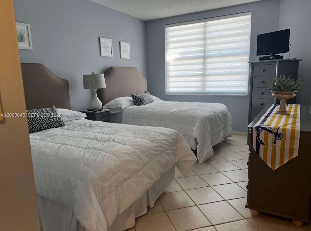 See details 17M 1 / 2 870 sq. ft. $ 2026-09-21 0 Photo