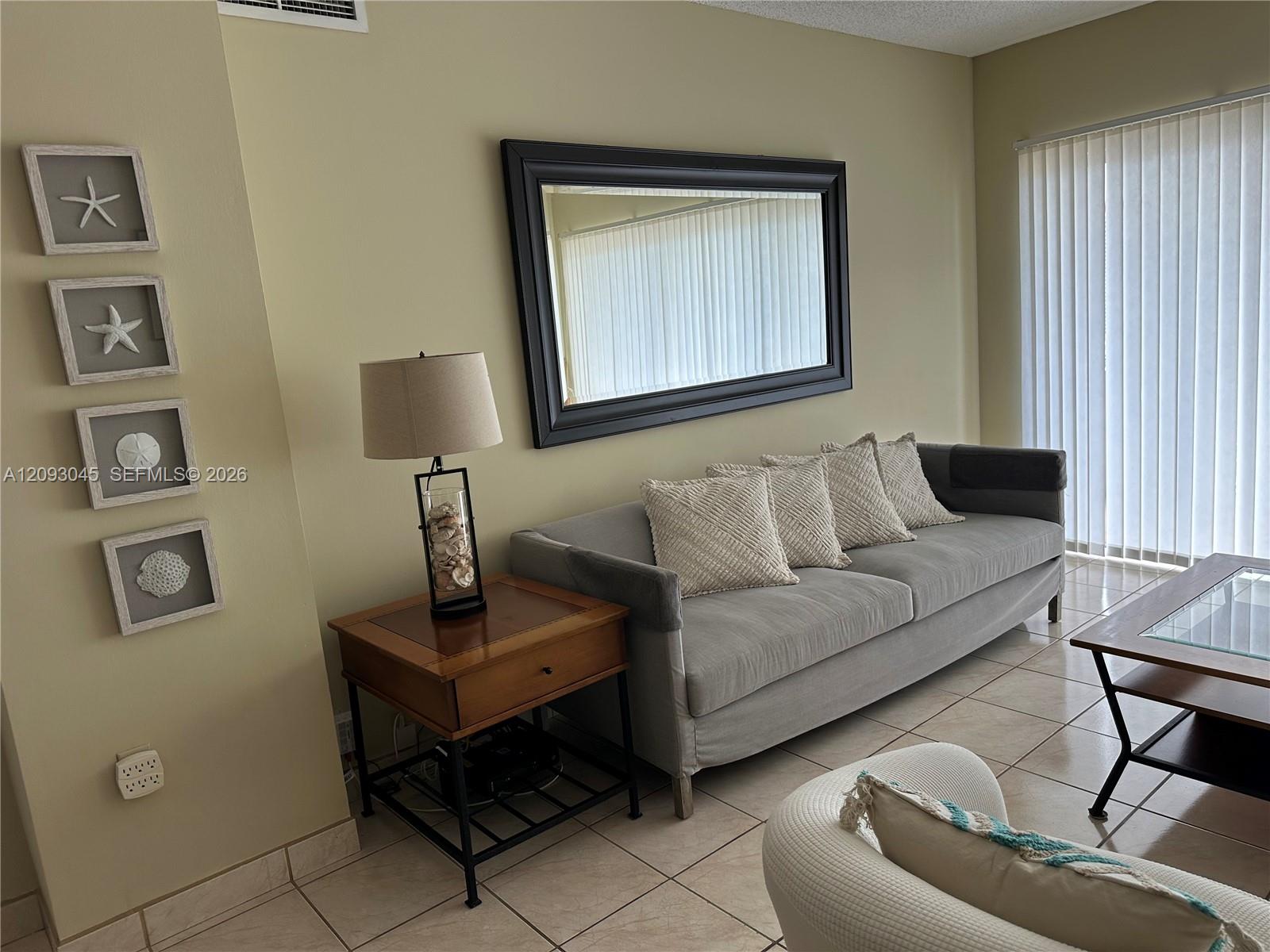 See details 17M 1 / 2 870 sq. ft. $ 2026-09-21 0 Photo