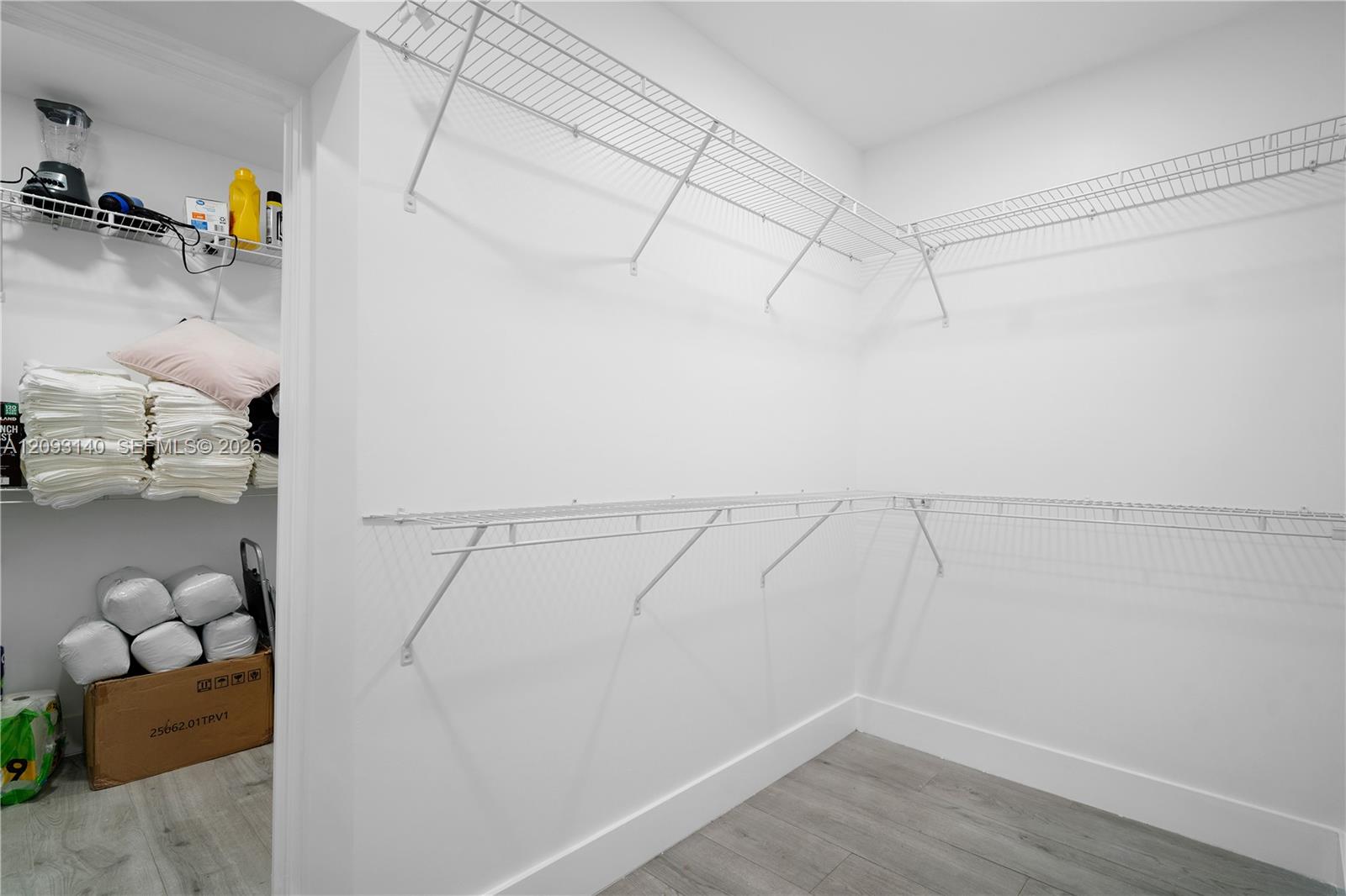   /  4151 sq. ft. $ 2026-10-01 0 foto