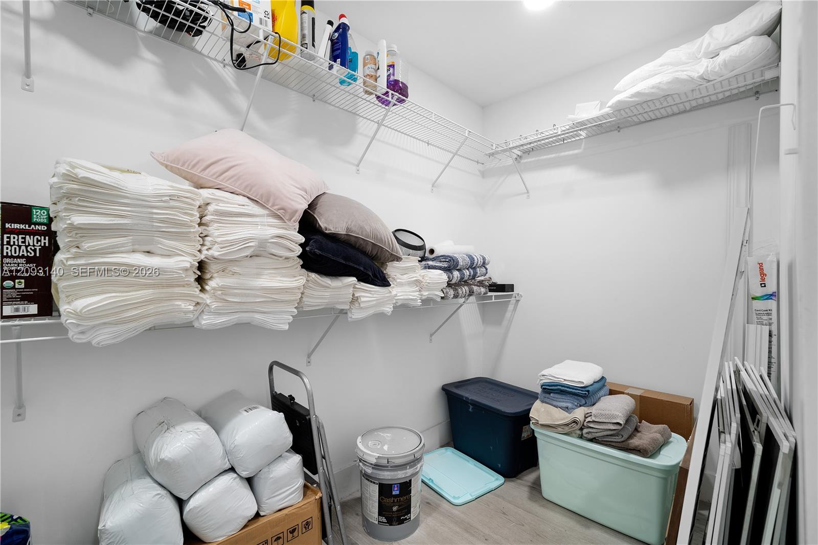   /  4151 sq. ft. $ 2026-10-01 0 foto