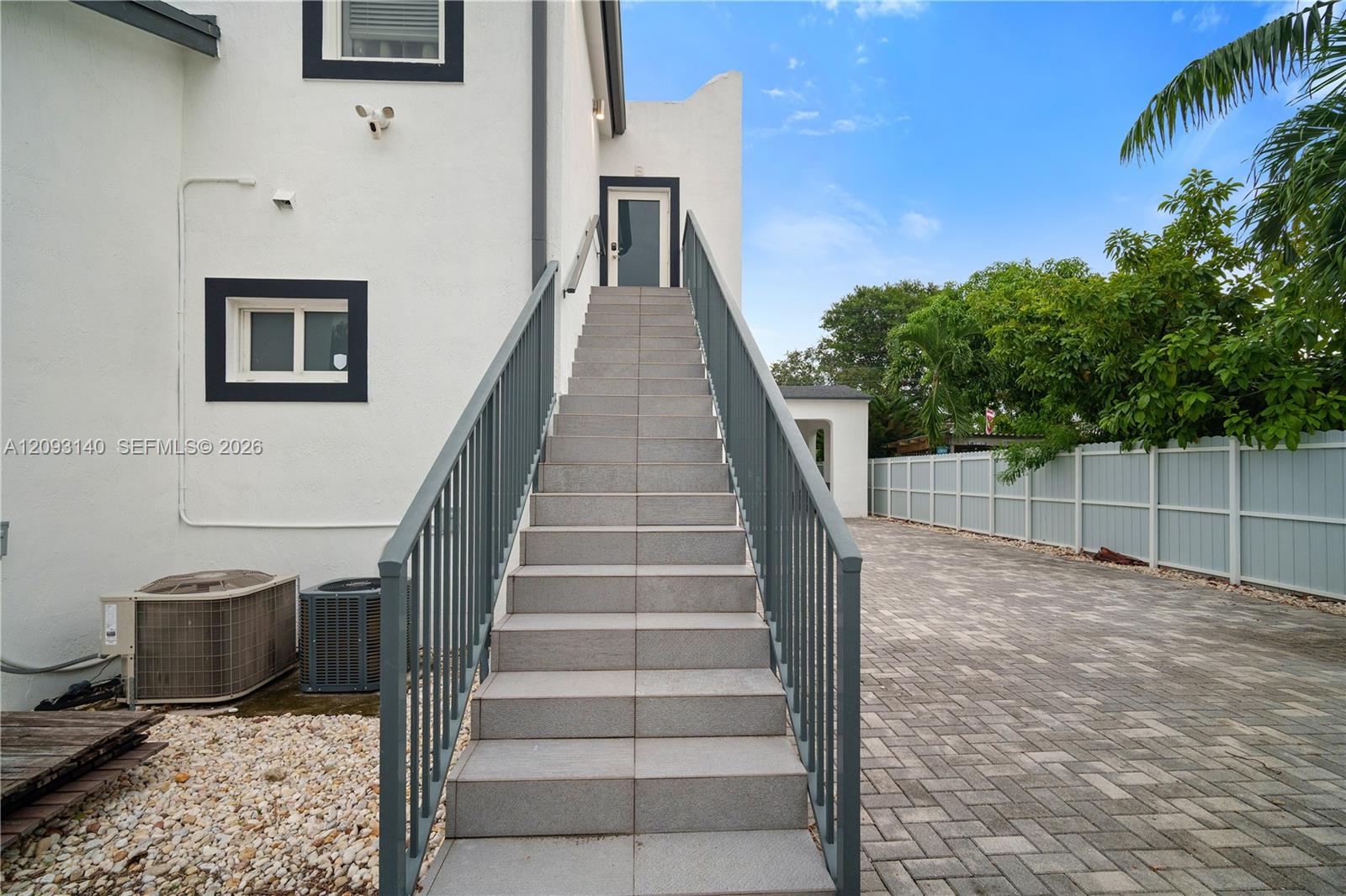   /  4151 sq. ft. $ 2026-10-01 0 foto