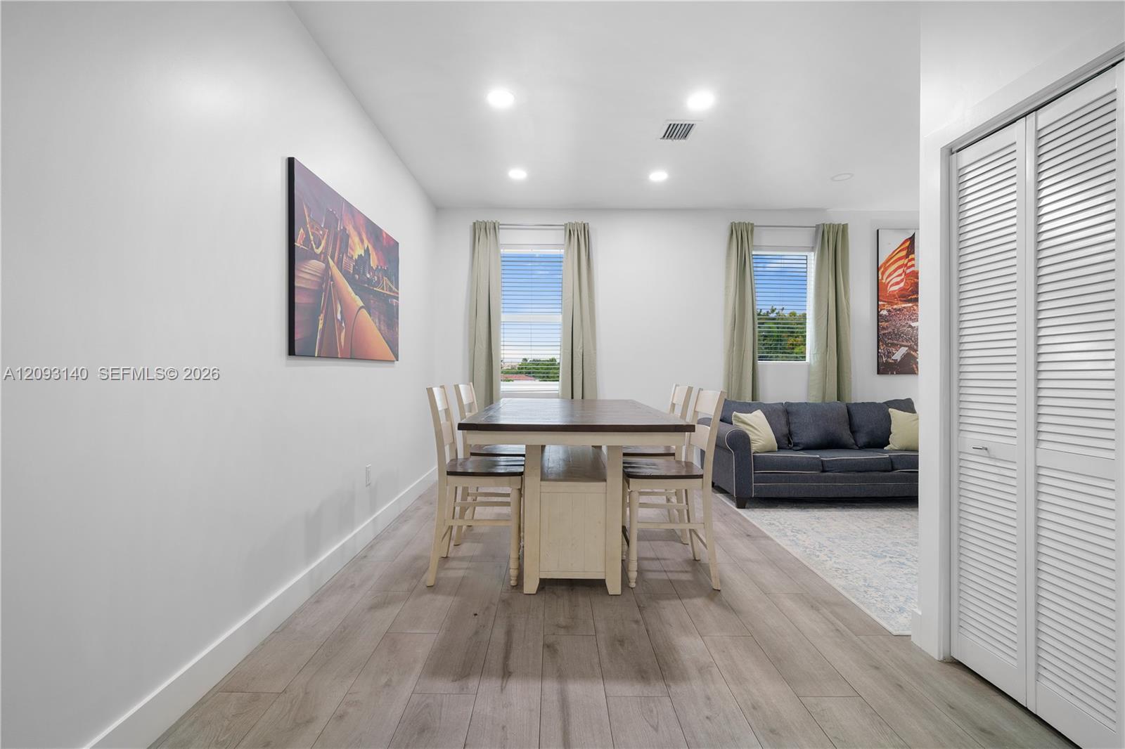   /  4151 sq. ft. $ 2026-10-01 0 foto