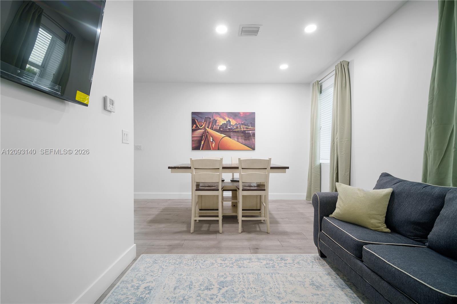   /  4151 sq. ft. $ 2026-10-01 0 foto