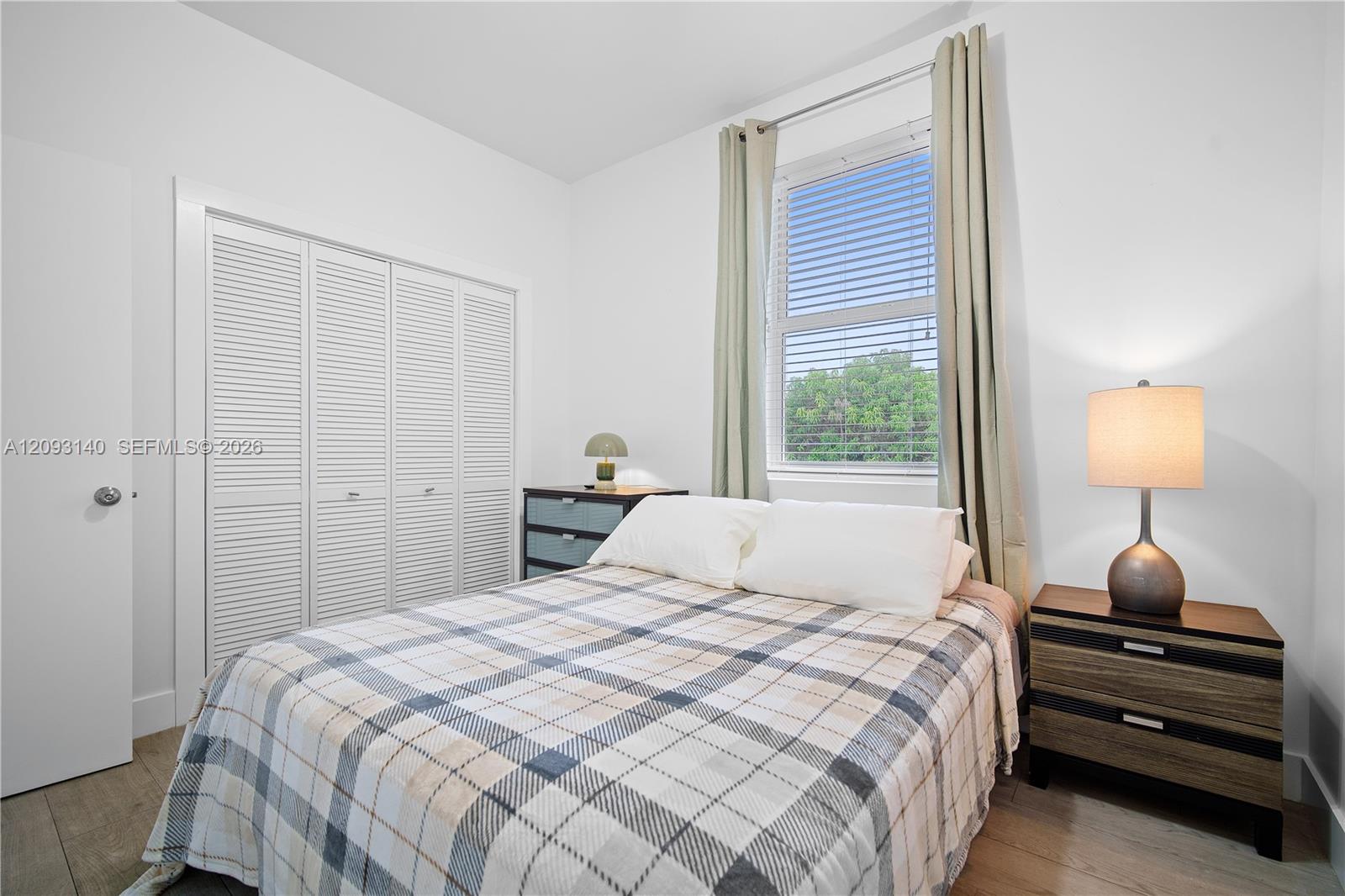   /  4151 sq. ft. $ 2026-10-01 0 foto