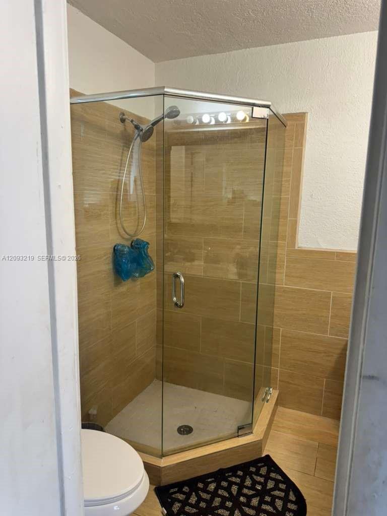 Ver detalles 820 3 / 2 1738 sq. ft. $ 2026-09-21 0 foto