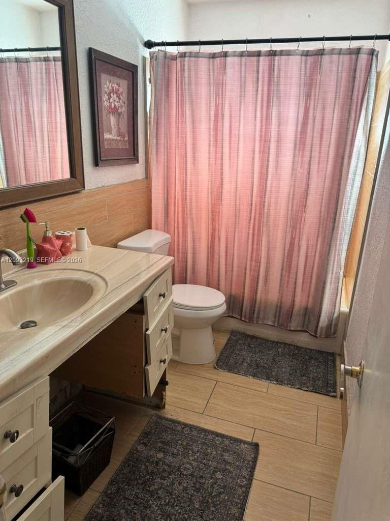 Ver detalles 820 3 / 2 1738 sq. ft. $ 2026-09-21 0 foto