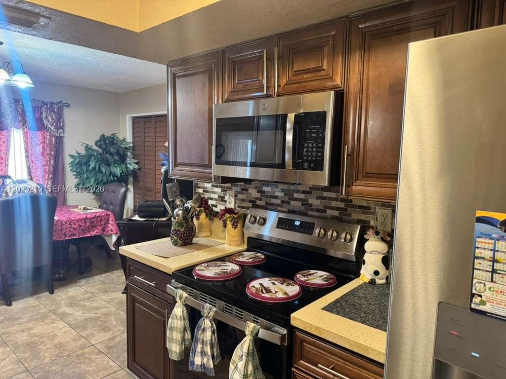 Ver detalles 820 3 / 2 1738 sq. ft. $ 2026-09-21 0 foto