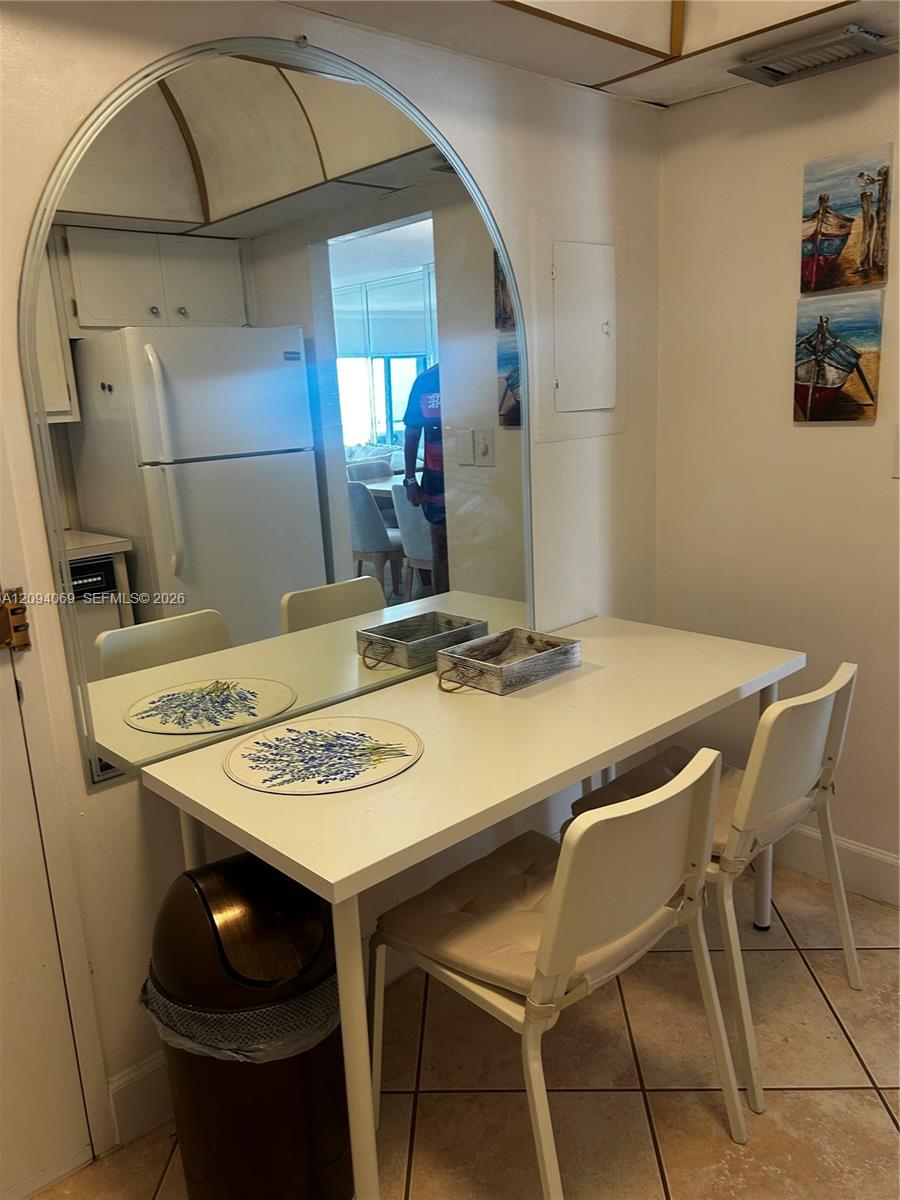 See details 9K 1 / 2 870 sq. ft. $ 2026-09-23 0 Photo