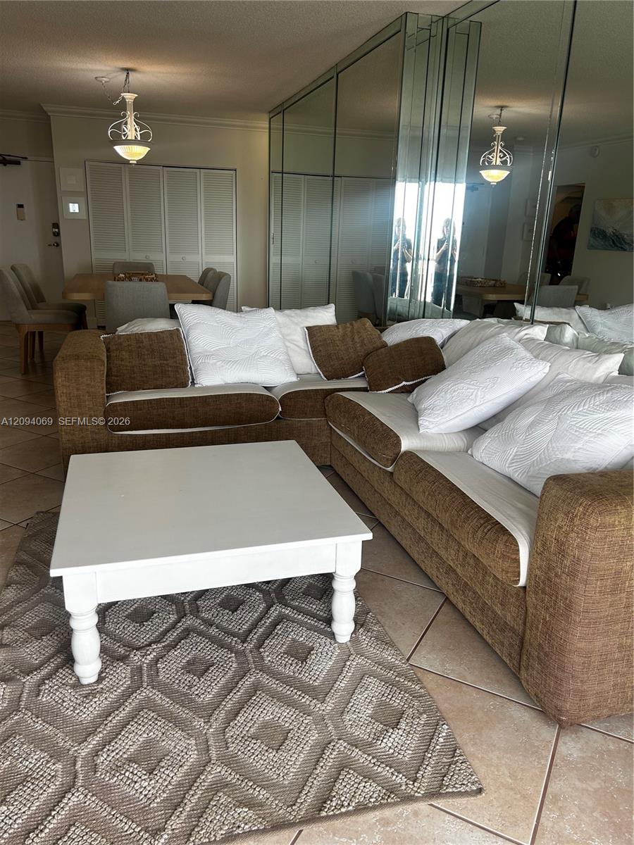 See details 9K 1 / 2 870 sq. ft. $ 2026-09-23 0 Photo