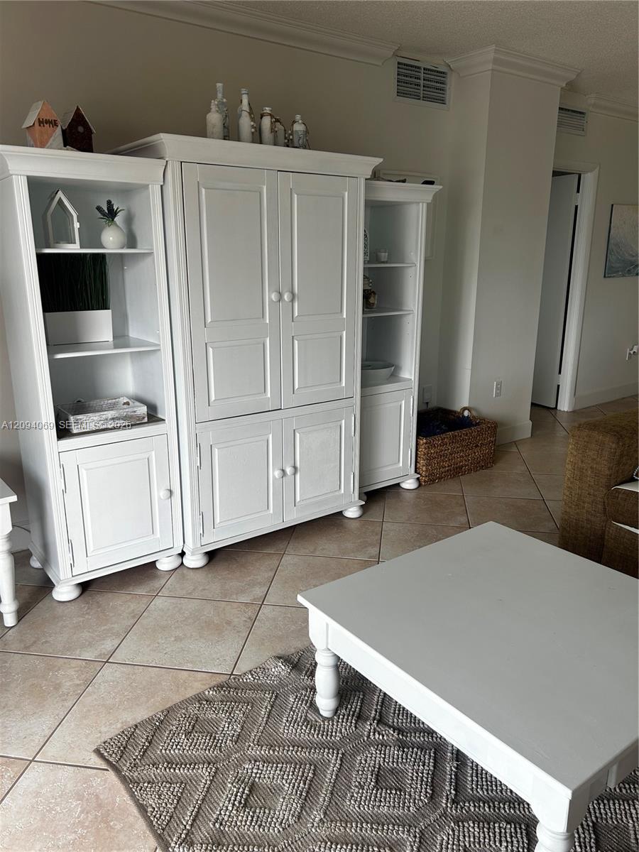 See details 9K 1 / 2 870 sq. ft. $ 2026-09-23 0 Photo