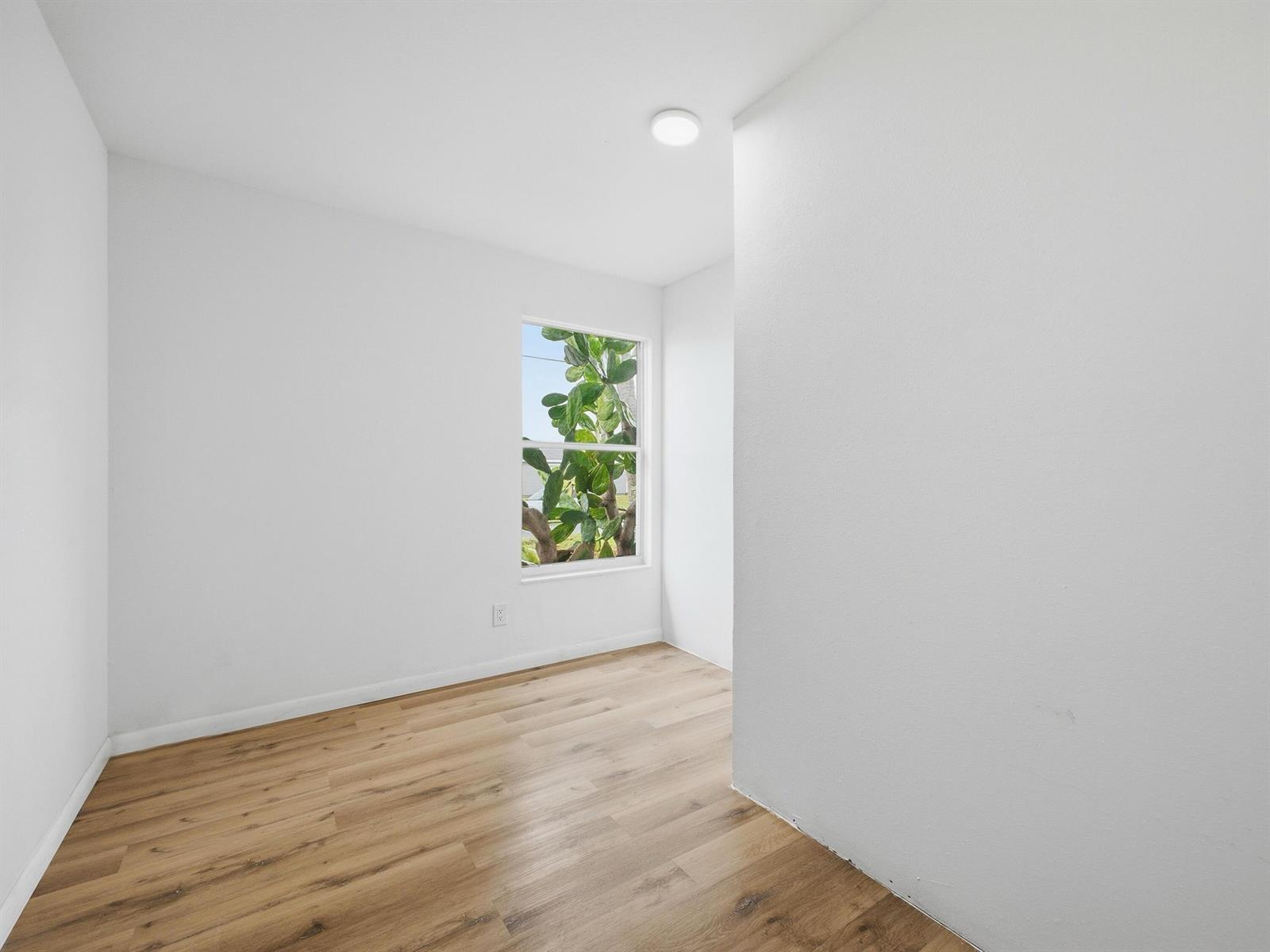 711 3 / 2 1456 sq. ft. $ 2026-09-24 0 foto