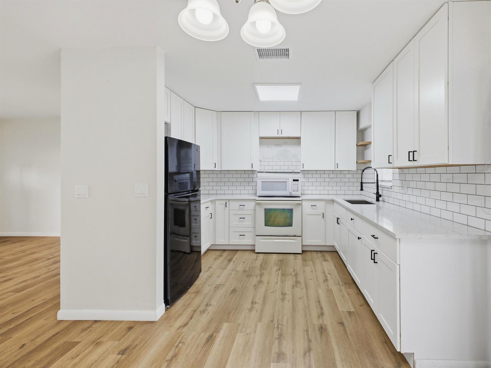 711 3 / 2 1456 sq. ft. $ 2026-09-24 0 foto