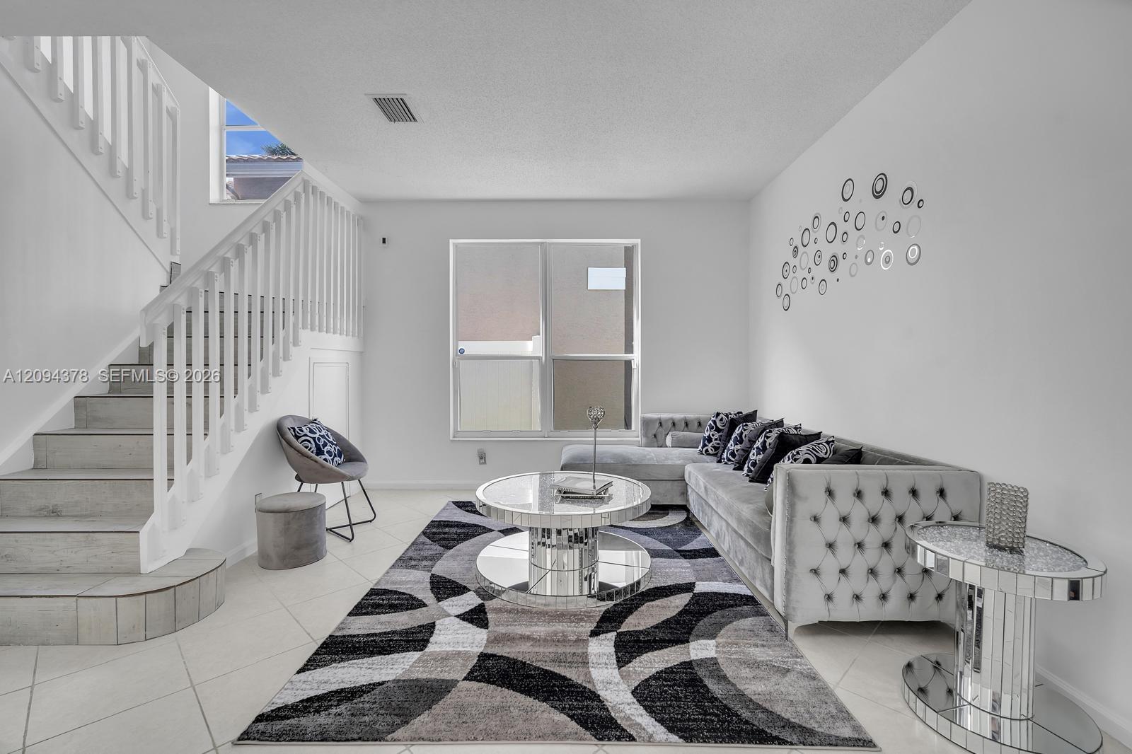 Ver detalles 16356 4 / 3 2383 sq. ft. $ 2026-09-23 0 foto