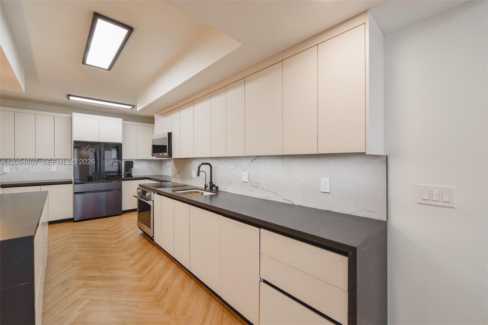 3702 3 / 3 1841 sq. ft. $ 2026-09-23 0 foto