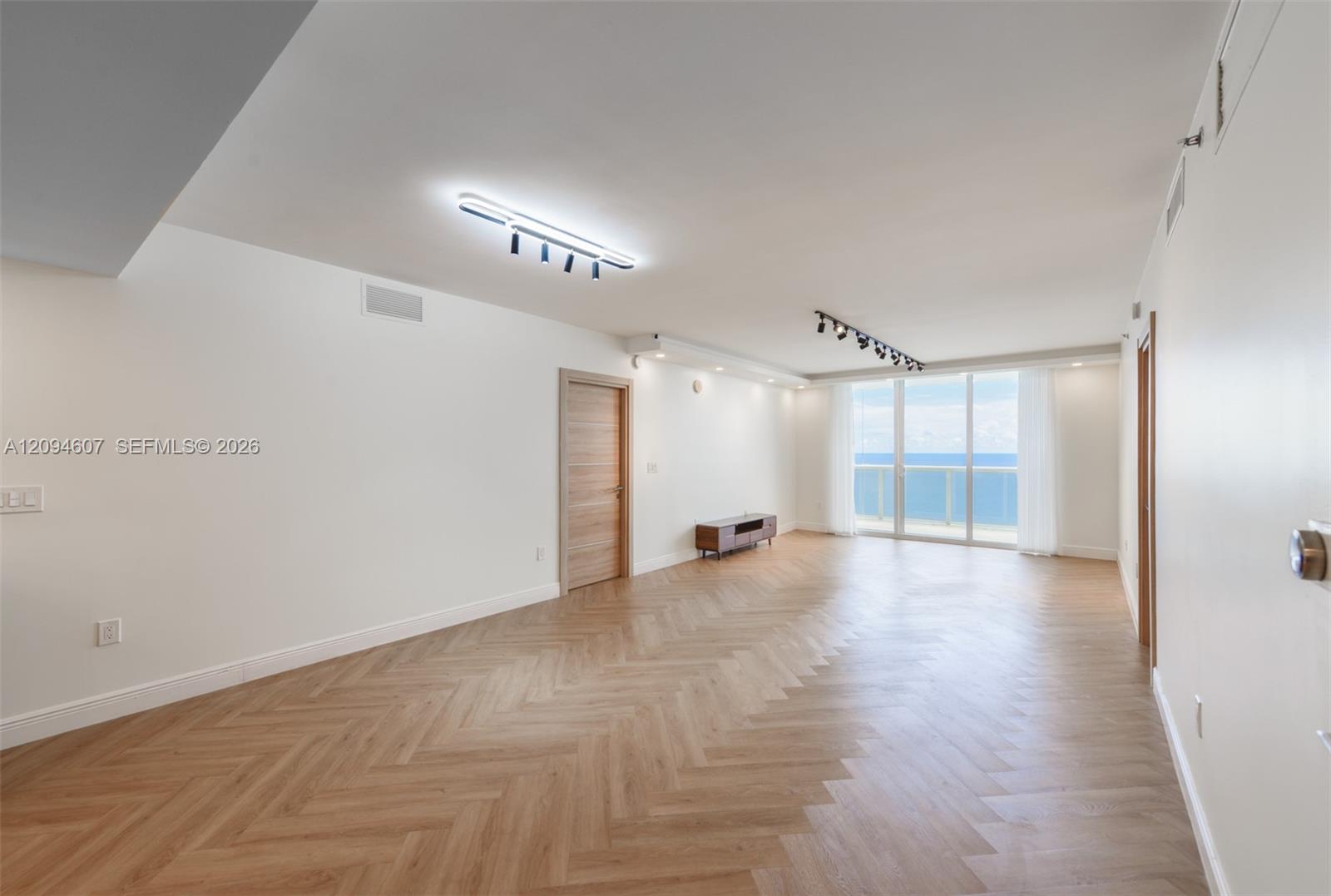 3702 3 / 3 1841 sq. ft. $ 2026-09-23 0 foto