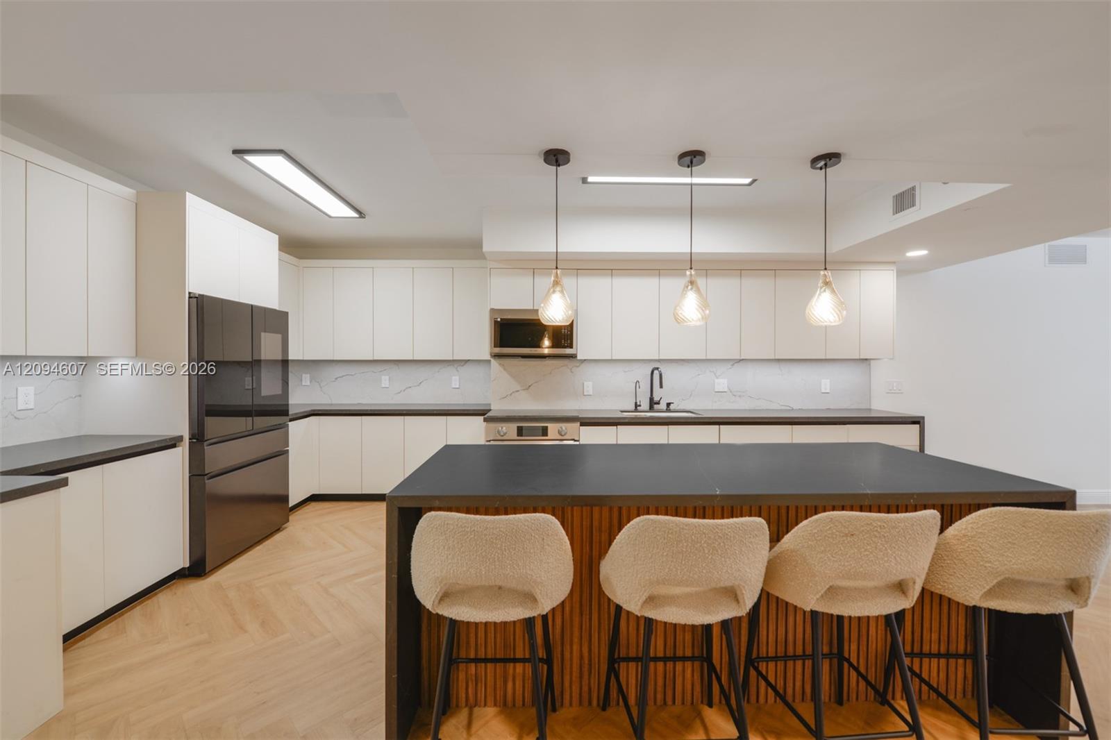 3702 3 / 3 1841 sq. ft. $ 2026-09-23 0 foto