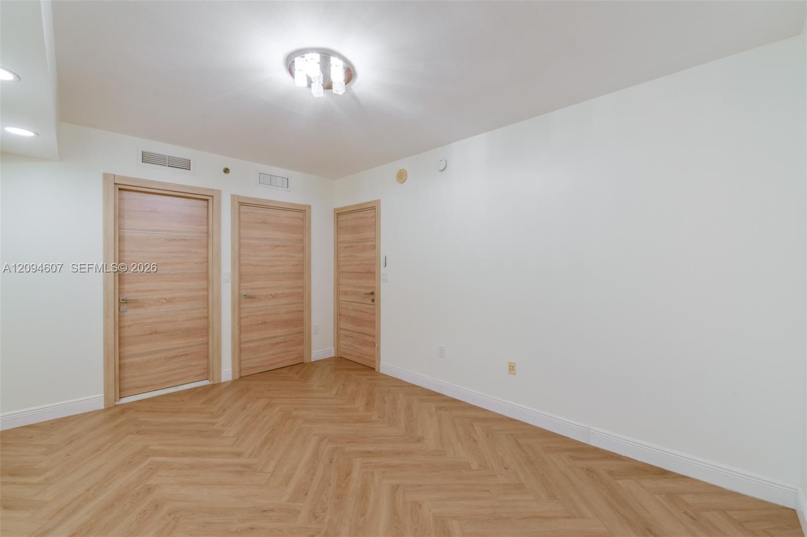 3702 3 / 3 1841 sq. ft. $ 2026-09-23 0 foto