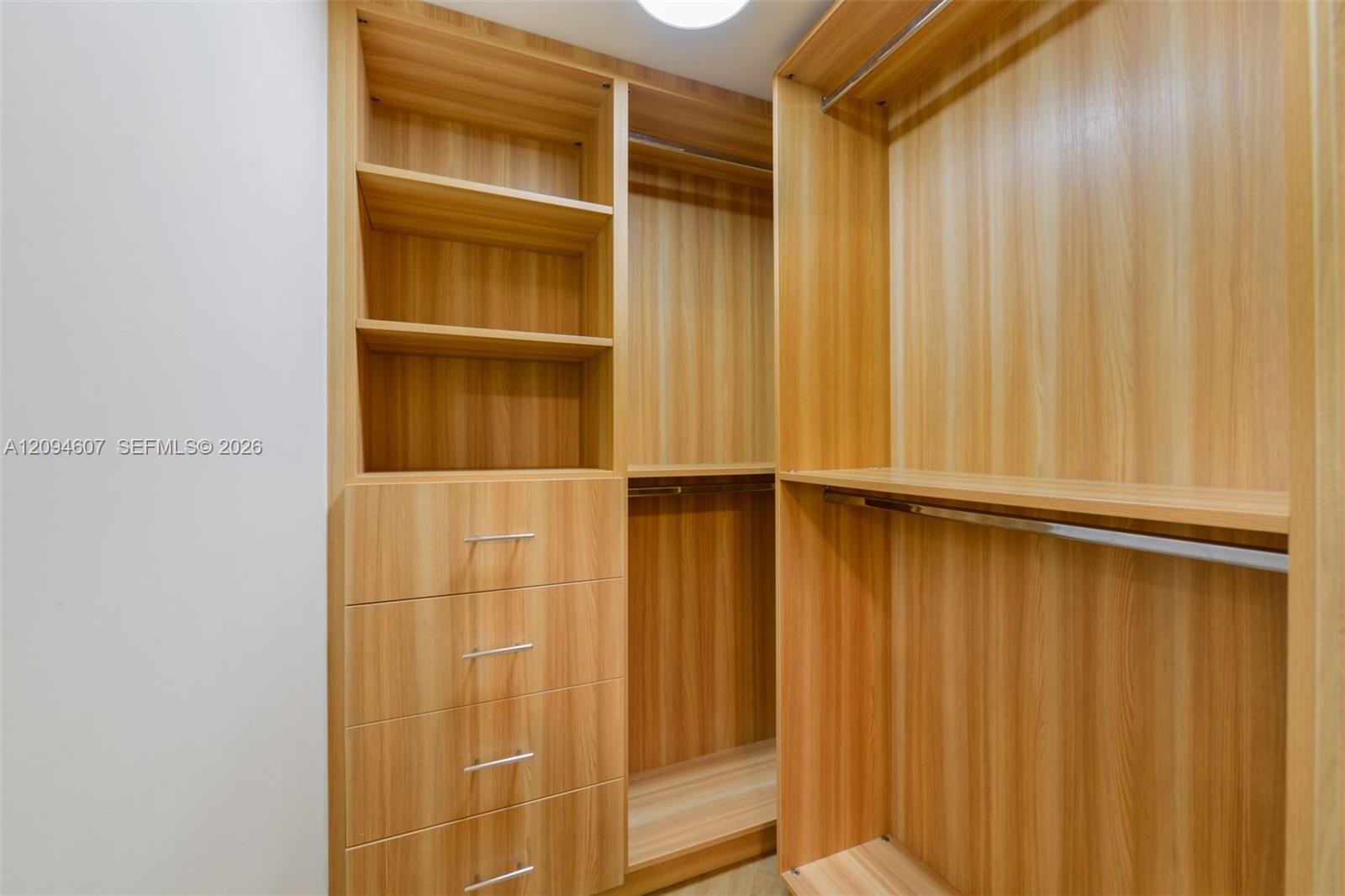 3702 3 / 3 1841 sq. ft. $ 2026-09-23 0 foto