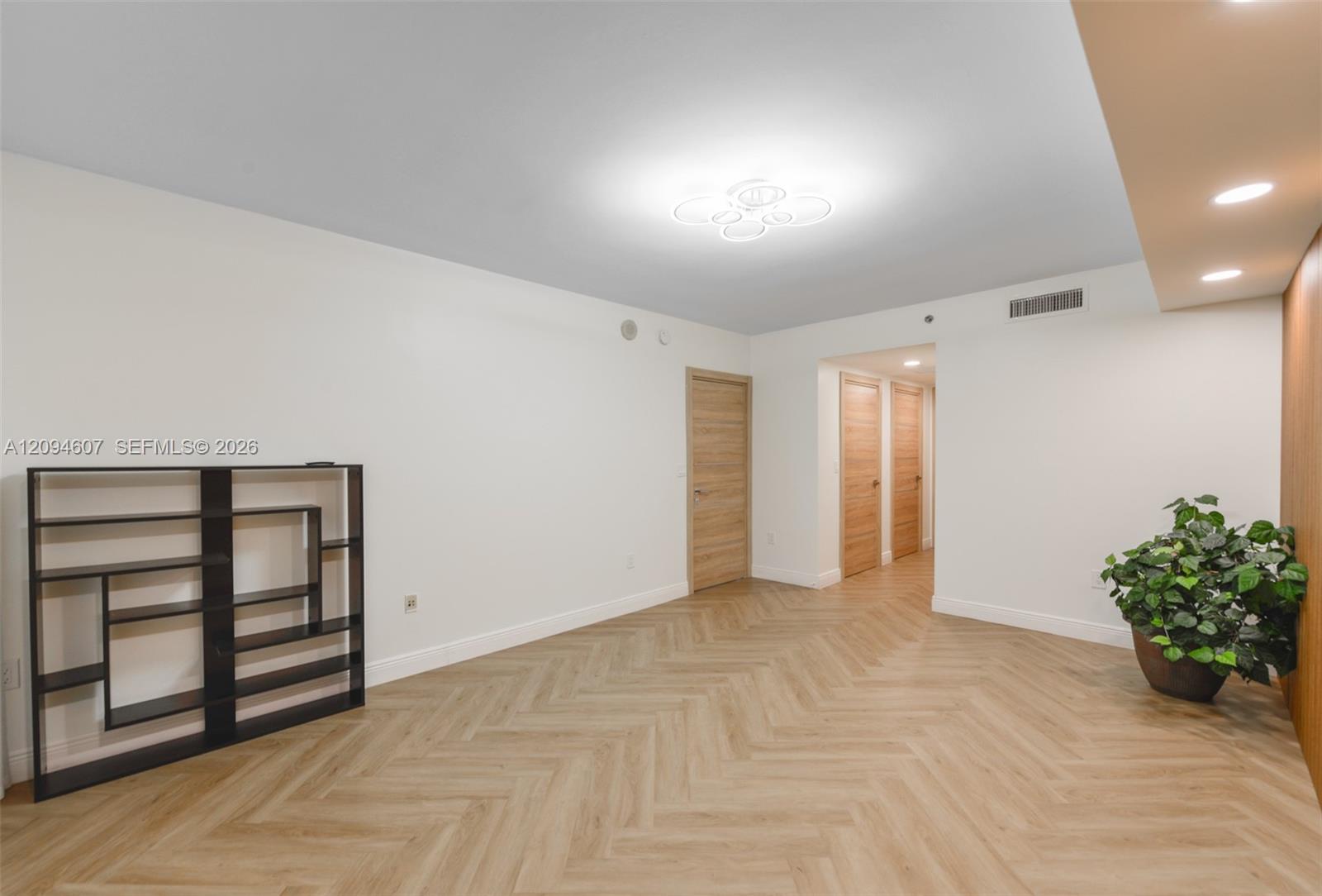 3702 3 / 3 1841 sq. ft. $ 2026-09-23 0 foto