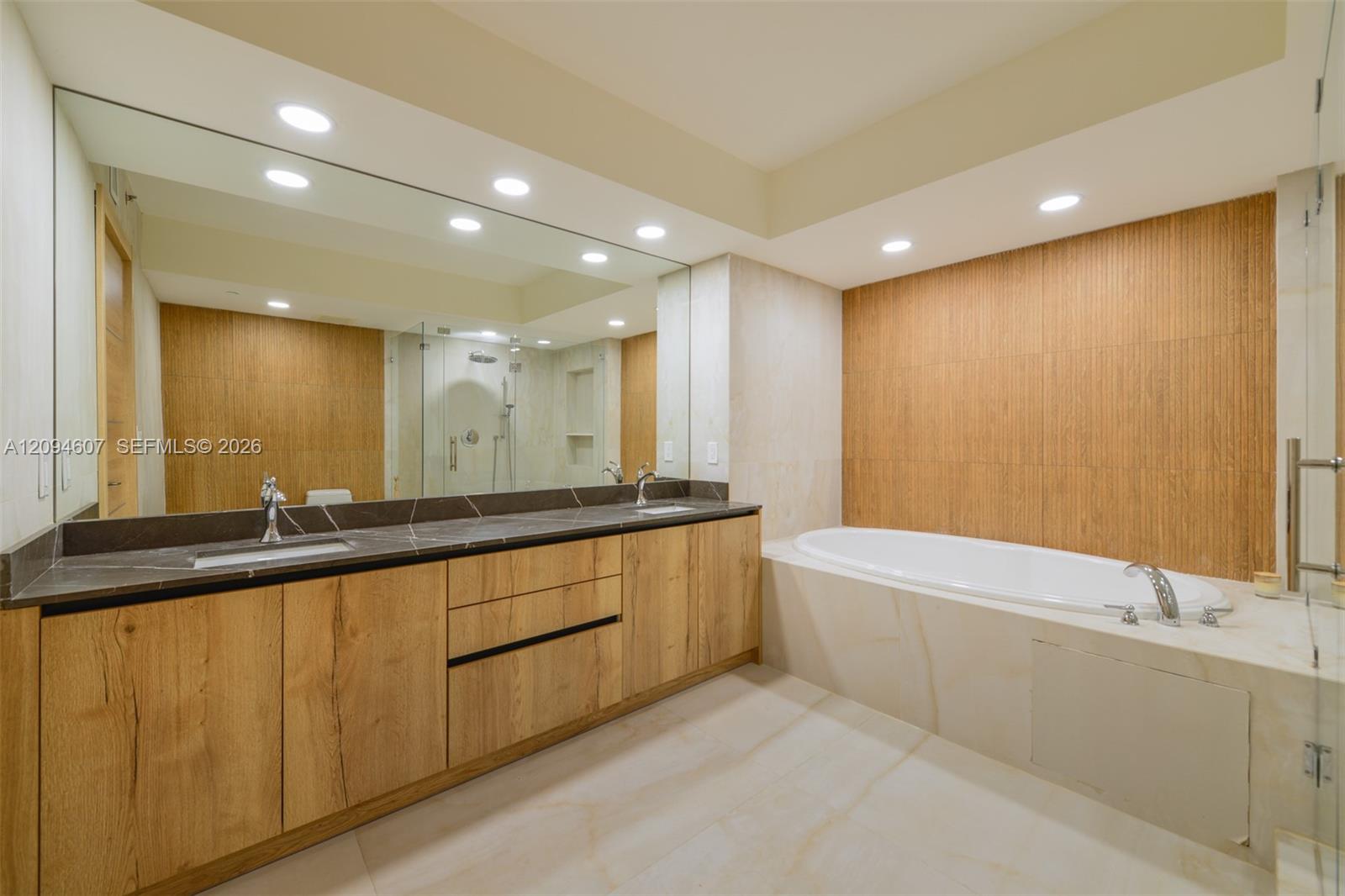 3702 3 / 3 1841 sq. ft. $ 2026-09-23 0 foto