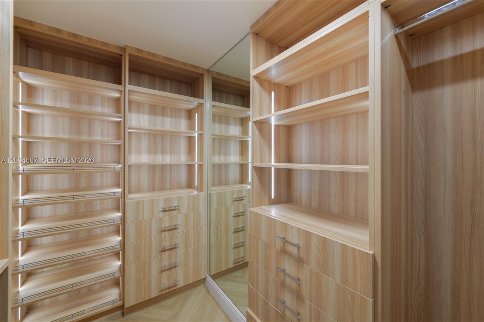 3702 3 / 3 1841 sq. ft. $ 2026-09-23 0 foto