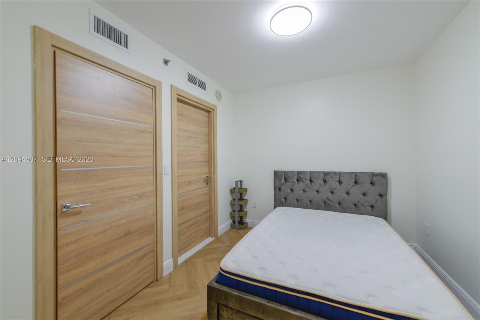 3702 3 / 3 1841 sq. ft. $ 2026-09-23 0 foto