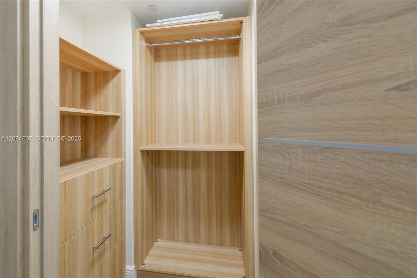 3702 3 / 3 1841 sq. ft. $ 2026-09-23 0 foto